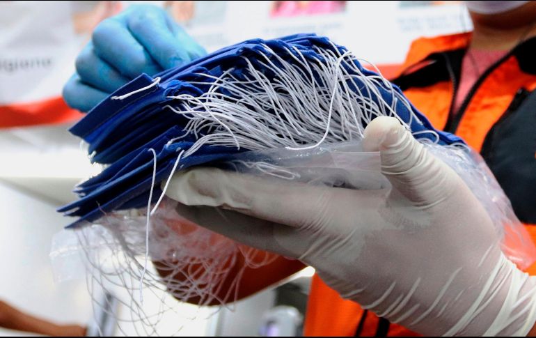 En varias entidades de la República es obligatorio el uso de cubrebocas en la vía pública. EFE/J. Pazos