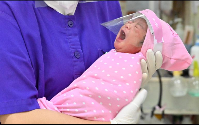 Un bebé se encuentra grave debido a condiciones de su nacimiento y comorbilidad prenatal cardiaca, por lo que se augura un mal pronóstico. AFP / ARCHIVO