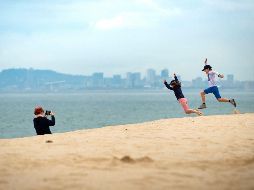 Los pequeños volvieron a salir tras semanas de reclusión. EFE/E. Fontcuberta