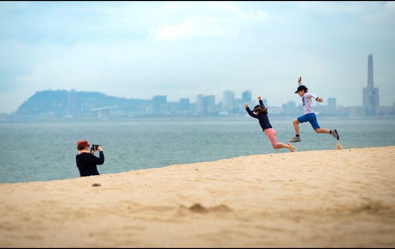 Los pequeños volvieron a salir tras semanas de reclusión. EFE/E. Fontcuberta