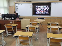 Muchos alumnos reciben clases a distncia, y las escuelas siguen pagando a sus trabajadores. EFE