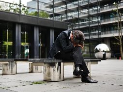 El hecho de no tener contacto social, perder la rutina del día a día, no tener motivos para levantarse como ir a trabajar, o la incertidumbre, son  factores de riesgo que pueden desencadenar un bajo estado de ánimo. AFP / ARCHIVO