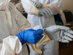 Paramédicos aplican protocolos sanitarios similares a los que utilizan con pacientes con síntomas de coronavirus. AP / P. Golovkin