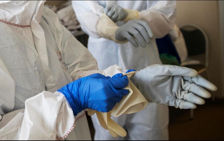 Paramédicos aplican protocolos sanitarios similares a los que utilizan con pacientes con síntomas de coronavirus. AP / P. Golovkin