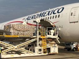 Hasta el momento han llegado a México seis vuelos y hoy, en el puente aéreo con China, llegará el séptimo con 57 mil 600 caretas protectoras y 100 mil goggles. TWITTER / @m_ebrard