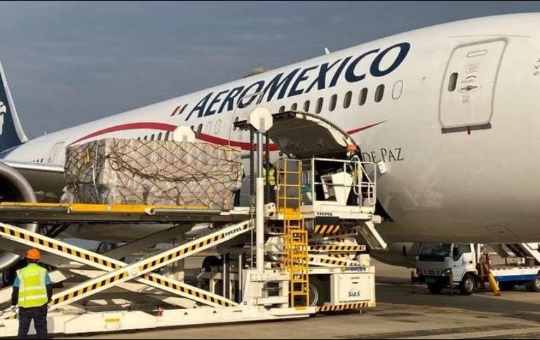 Hasta el momento han llegado a México seis vuelos y hoy, en el puente aéreo con China, llegará el séptimo con 57 mil 600 caretas protectoras y 100 mil goggles. TWITTER / @m_ebrard