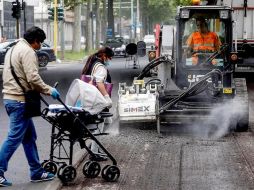 Trabajadores de la construcción realizan sus labores en la calle Certosa, en Milán. EFE/M. Balti