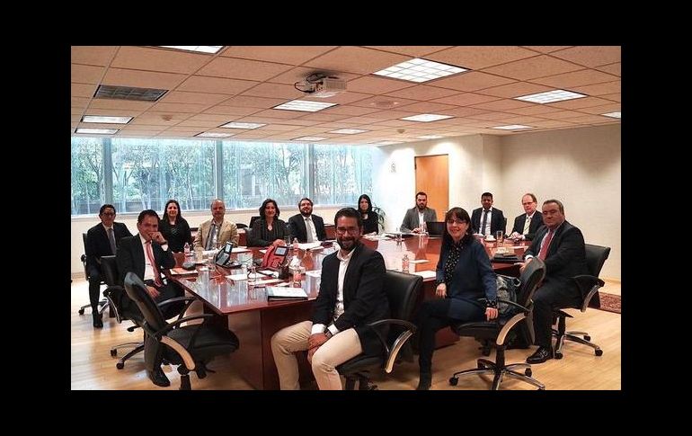 La secretaría Función Pública colocó en su cuenta Twitter esta imagen sobre la reunión con otros funcionarios, como el titular de Hacienda, Arturo Herrera (izquierda al frente). TWITTER@Irma_Sandoval