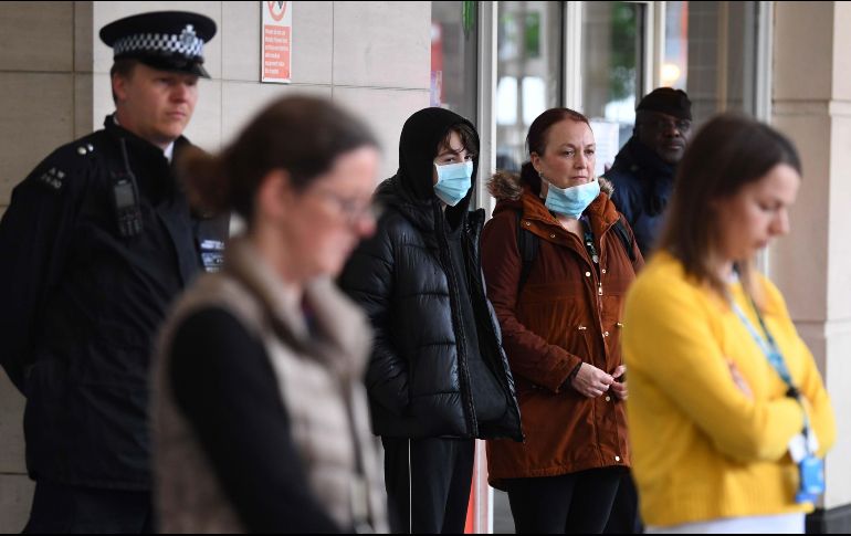 Reino Unido registra hasta ahora 21 mil 678 muertos por COVID-19 únicamente en los hospitales. EFE / N. Hall