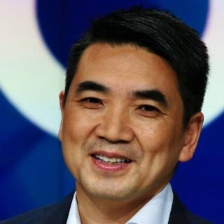Videollamadas en Zoom: Eric Yuan, el empresario que se hizo multimillonario con el coronavirus (y por qué tuvo que pedir perdón)