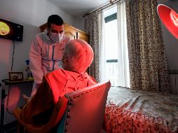 Los ancianos son la población más vulnerable que ha estado expuesta al virus. AFP/ARCHIVO