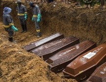 Un entierro colectivo este martes en el cementerio Nossa Senhora Aparecida, en Manaos, Brasil. El número de entierros por día en la capital de Amazonas no baja de las 120 personas debido a la pandemia COVID-19, lo que ha llevado al Gobierno local a ordenar la apertura de fosas comunes. EFE/R. Alves