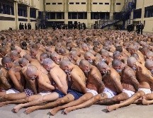 Reos del penal de Izalco, en San Salvador, el 25 de abril durante el operativo de la policía en cárceles donde están recluidos pandilleros. AP/Secretaría de Prensa de la Presidencia de El Salvador
