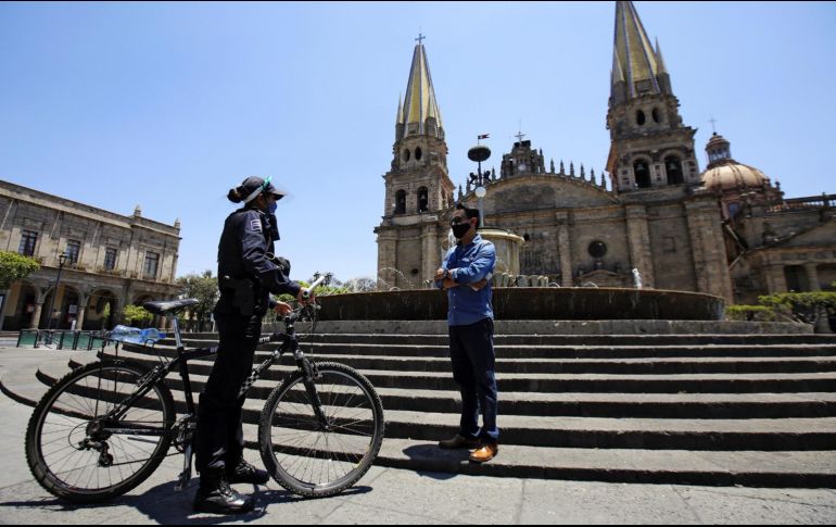 Desde el 20 de abril, autoridades piden a ciudadanos en las calles cumplir con las medidas sanitarias obligatorias. AFP/ARCHIVO