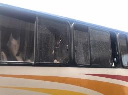 En redes sociales circularon imágenes del autobús dañado por los balazos. ESPECIAL