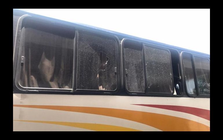 En redes sociales circularon imágenes del autobús dañado por los balazos. ESPECIAL