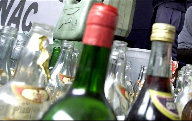 Con la finalidad de evitar la ingesta, los municipios de Mazamitla y Tamazula de Gordiano realizaron perifoneos y decomisos del alcohol. AFP / ARCHIVO