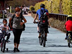 Familias pasean por las calles de Barcelona después de 45 días de confinamiento. EFE/T. Albir