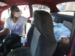 María espera en su auto a que haya un lugar en el Hospital de Tláhuac. EFE/S. Gutiérrez