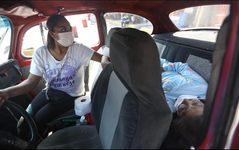 María espera en su auto a que haya un lugar en el Hospital de Tláhuac. EFE/S. Gutiérrez