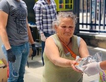 Las personas también pueden apoyar al ser voluntarios para resolver problemáticas de traslados o de entrega de productos. TWITTER /@FEU_UdeG