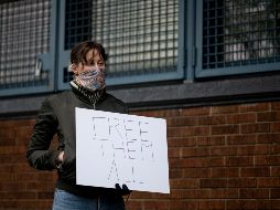 El riesgo de contagio en prisiones ha llevado a manifestantes en EU pedir su liberación. Hasta el martes, más de mil 700 presidiarios federales han dado positivo a pruebas de COVID-19. AFP/ARCHIVO