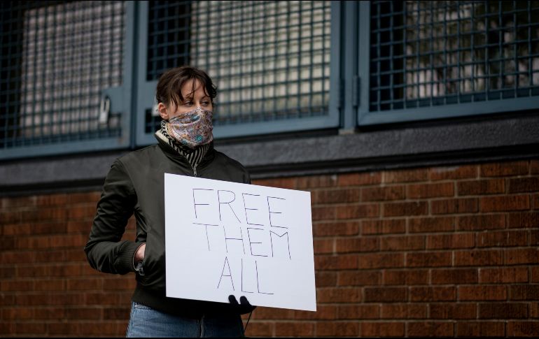 El riesgo de contagio en prisiones ha llevado a manifestantes en EU pedir su liberación. Hasta el martes, más de mil 700 presidiarios federales han dado positivo a pruebas de COVID-19. AFP/ARCHIVO