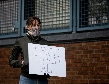 El riesgo de contagio en prisiones ha llevado a manifestantes en EU pedir su liberación. Hasta el martes, más de mil 700 presidiarios federales han dado positivo a pruebas de COVID-19. AFP/ARCHIVO