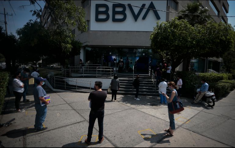 Algunos bancos que ofrecen sus servicios dentro de almacenes comerciales y supermercados, abrirán al público en los horarios tradicionales, pero deberán acatarse las medidas sugeridas por la contingencia. EL INFORMADOR / ARCHIVO