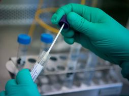 El paciente dio positivo por COVID-19 en una quinta prueba. AFP/ARCHIVO