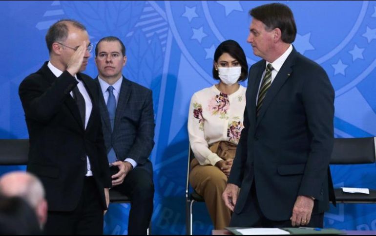 El presidente de Brasil, Jair Bolsonaro (d), encabeza este miércoles el acto de investidura del nuevo ministro de Justicia, André Mendonça (i), en el Palacio de Planalto en Brasilia. EFE/M. Casal-AGENCIA BRASIL