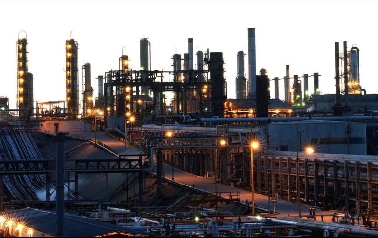 La mezcla mexicana subió este día de la mano del crudo estadounidense, cuyo contrato para entrega en junio finalizó en 15.06 dólares por barril. EFE/ARCHIVO