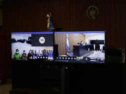 Vista de monitores este miércoles donde se transmitió vía videoconferencia una audiencia especial para funcionarios de seguridad salvadoreños, en San Salvador. EFE/R. Sura