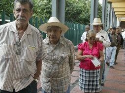 La Secretaría de Salud pidió a la comunidad pensionada evitar acudir a las ventanillas bancarias y cajeros automáticos el mismo día de pago para evitar aglomeraciones y reducir riesgos de contagio de COVID-19. EL INFORMADOR/Archivo