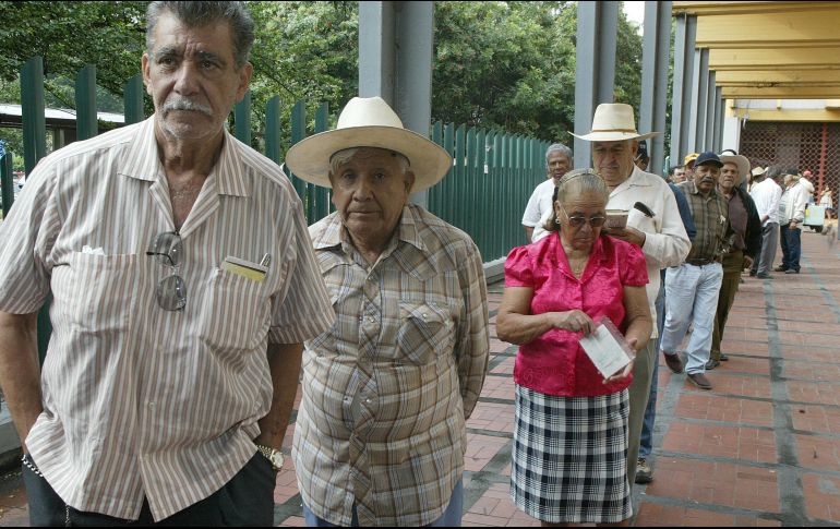La Secretaría de Salud pidió a la comunidad pensionada evitar acudir a las ventanillas bancarias y cajeros automáticos el mismo día de pago para evitar aglomeraciones y reducir riesgos de contagio de COVID-19. EL INFORMADOR/Archivo