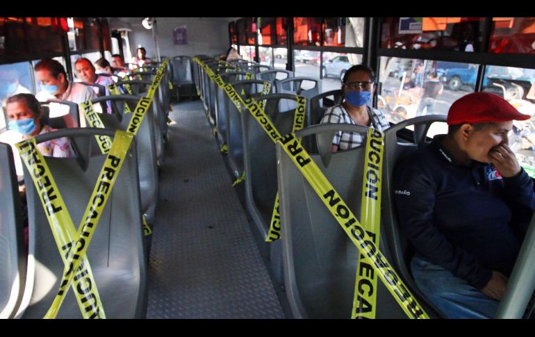 Autobús en Oaxaca con restricciones para mantener distancia entre los pasajeros. AP/P. Castellanos
