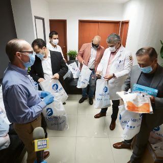 Megacable entrega equipos de protección a médicos