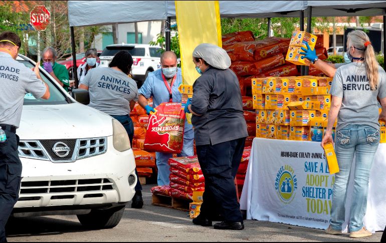 Esta mañana se entregó el alimento a las familias que han quedado sin ingresos por el cierre de negocios a causa del coronavirus SARS-CoV-2. EFE / C. Herrera