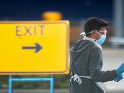 A pesar de fue posible que los hospitales no superaran su límite, los médicos y enfermeras han protestado de diversas maneras por falta de Equipo de Protección Personal en las últimas semanas. AP / D. Lipinski