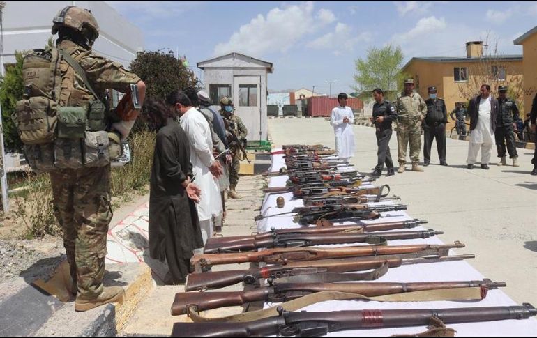 Fuerzas de seguridad afganas posan junto a un grupo de milicianos talibanes detenidos y sus armas, tras una operación en Paktia este miércoles. EFE/A. Ahmadi