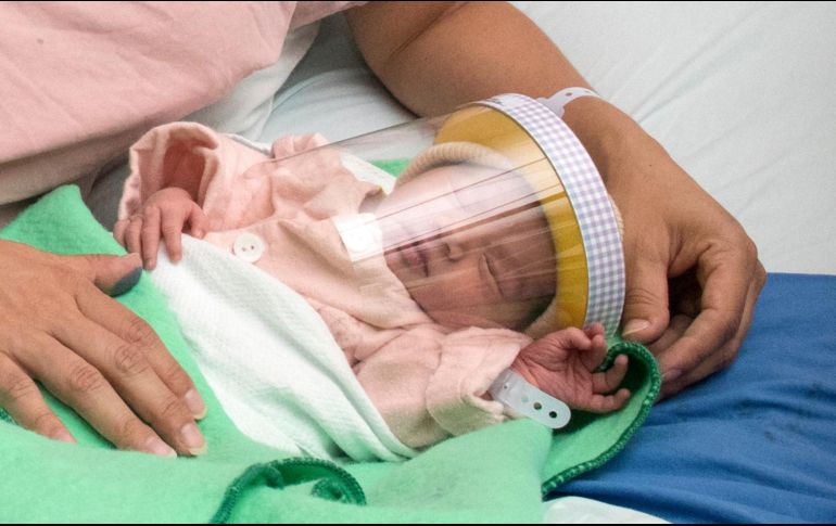 A recién nacidos les colocan protecciones como medida contra el coronavirus. ARCHIVO/AFP