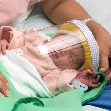 A recién nacidos les colocan protecciones como medida contra el coronavirus. ARCHIVO/AFP
