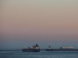 A pesar del repunte en precios, los analistas señalan que el problema del almacenamiento del crudo sigue presente. AFP/ARCHIVO