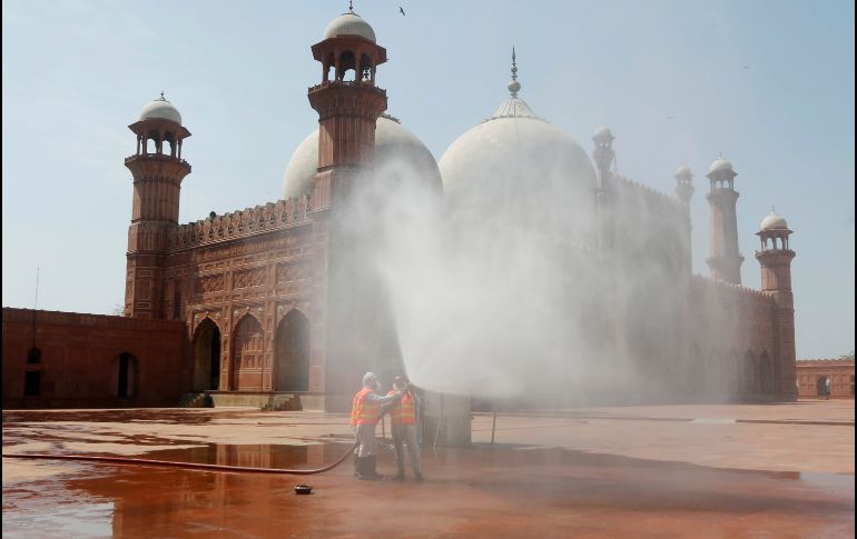 Voluntarios desinfectan la mezquita Badshahi en  Lahore, Pakistán. AP/K.M. Chaudhry