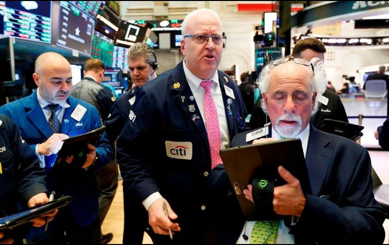 Corredores trabajan en la Bolsa de Nueva York. EFE/J. Lane
