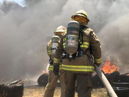Personal de distintas dependencias municipales y estatales se dirigen poco antes de las tres de la tarde a un inmueble en Las Pintitas, en el número 56 de la calle Santa Fe. ESPECIAL / Protección Civil Jalisco