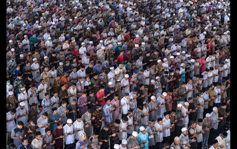 A pesar del coronavirus, musulmanes acudieron en multitud a las oraciones del viernes en el primer día de ayuno del Ramadán en Lhokseumawe, Indonesia. AP/Z. Maulana