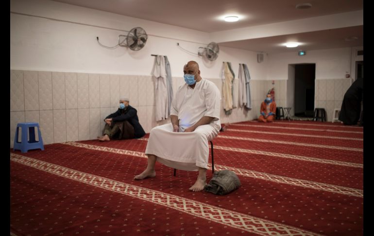 Las medidas de distanciamiento social se aplican en la mezquita Tahara en Marsella, Francia, en el primer día del Ramadán, el pasado 24 de abril. AP/D. Cole