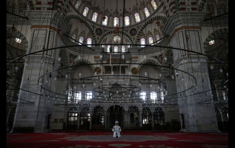 Esat Sahin, imán de la mezquita Fe, reza sin público debido a las medidas sanitarias por el coronavirus en Estambul, Turquía. AP/E. Gurel