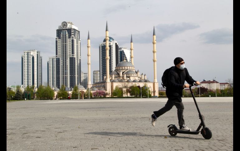 Un hombre pasa en patín eléctrico por un plaza frente a la mezquita en Grozny, Rusia, la cual permanece cerrada. AP/M. Sadulayev